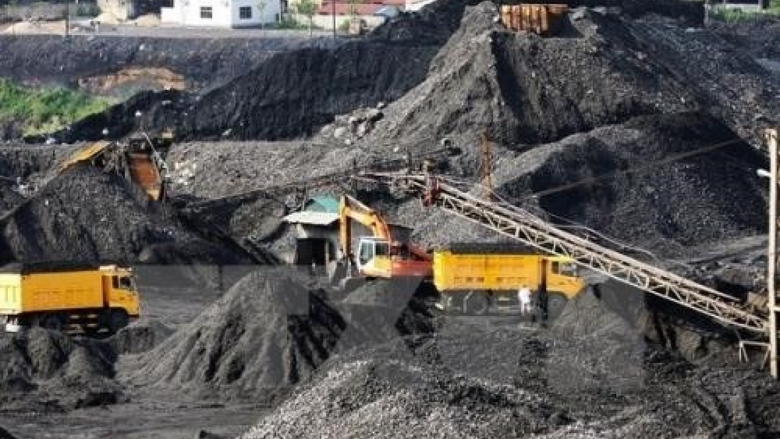 Cheap imports challenge Vietnam coal