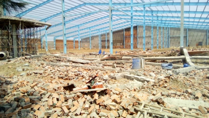 Wall collapse at building site, kills at least 5