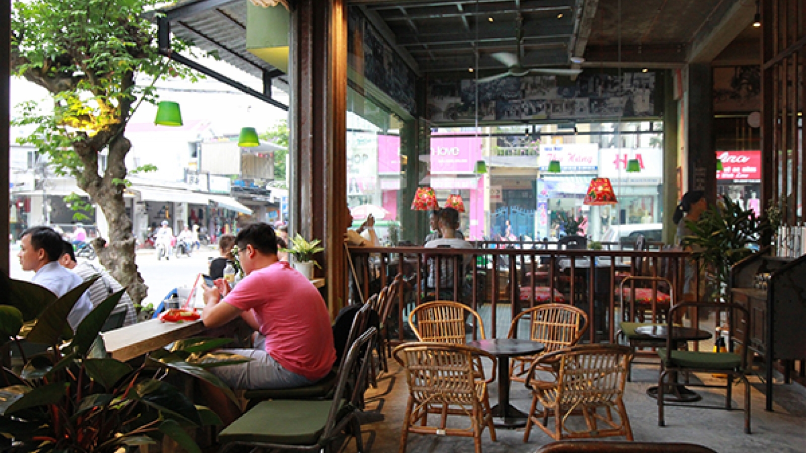 Which are highest-grossing coffee chains in Vietnam?