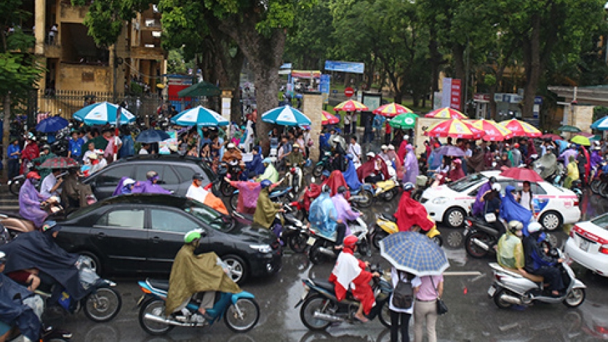 Hanoi reconsiders changing office, school hours to combat traffic congestion