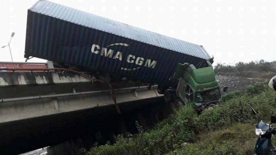 Truck plunges over Hanoi bridge in failed attempt to avoid road crash