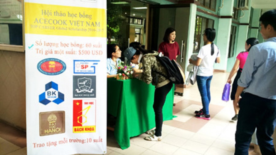 Outstanding students get Acecook Vietnam scholarships