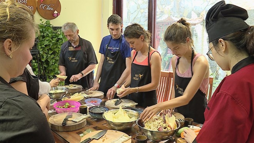 Vietnamese cooking classes draw foreign tourists