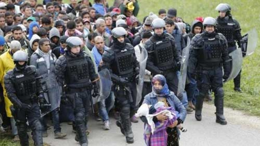 12,000 migrants arrive in Slovenia; authorities ask EU for help