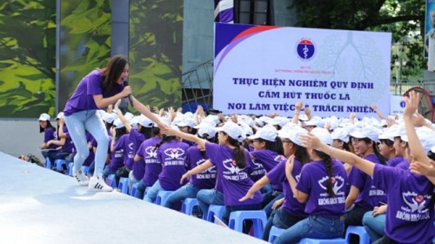 Celebs join no-tobacco event with 2,000 youths in HCM City