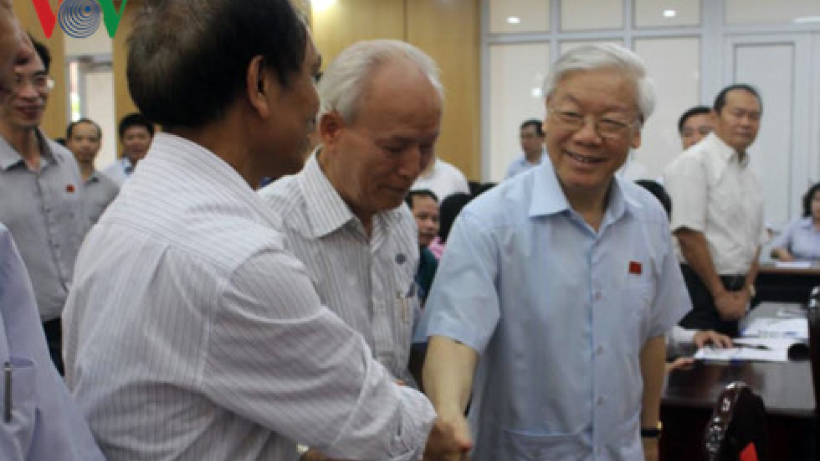 Party leader meets voters following NA session