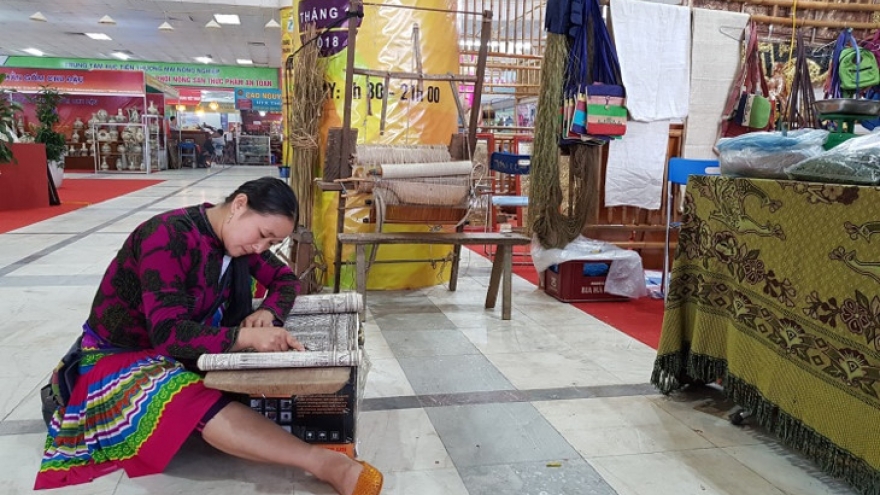 Can Ty brocade weaving village