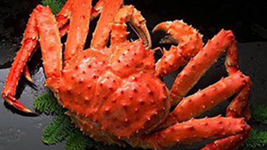 
        Yoshino offers crabs from Hokkaido
                              