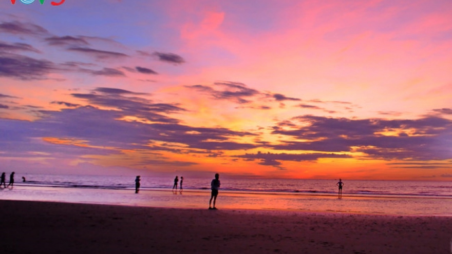 
        Cua Lo beach, a beautiful resort in Nghe An
                              