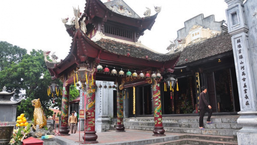 Cua Ong temple overlooks magnificent Bai Tu Long Bay