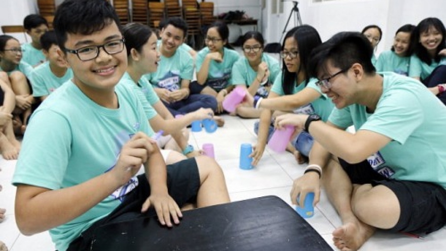 Young Vietnamese fall in love with cup game and pen tapping