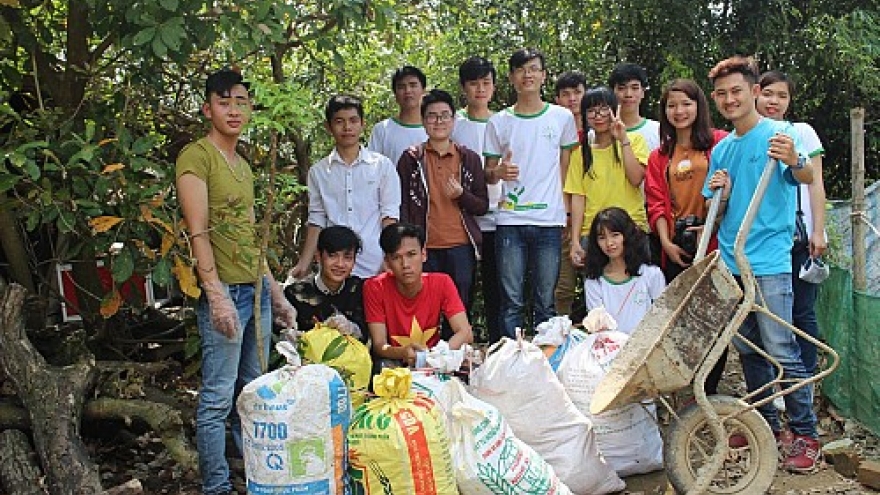 Vietnamese woman cycles across Vietnam to collect litter
