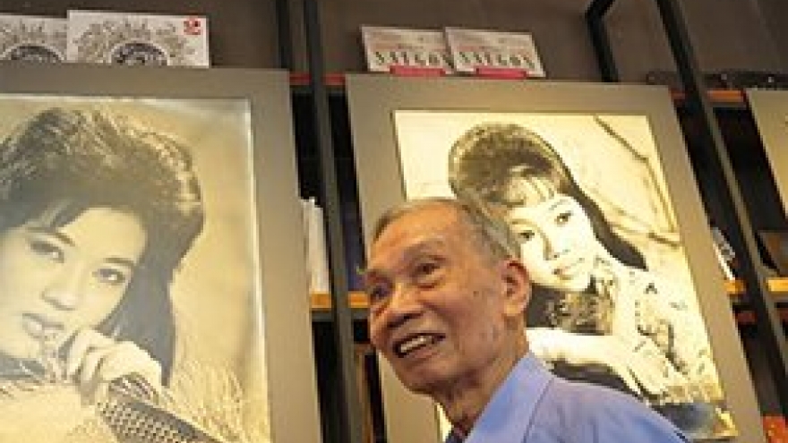 Veteran artist’s photo exhibition features old-time celebs