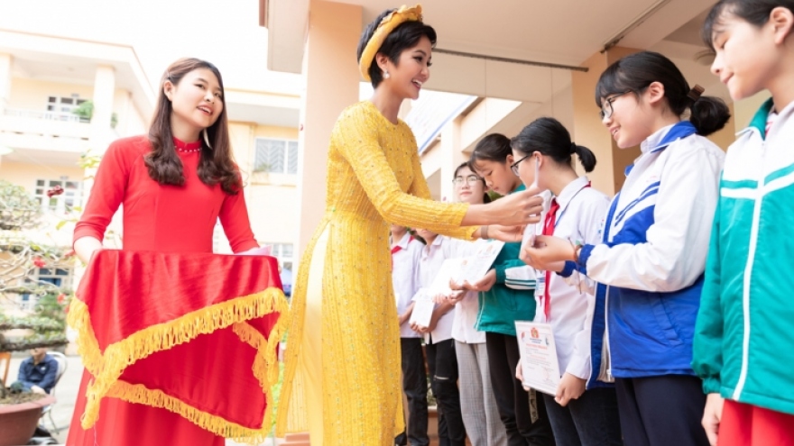 H’Hen Nie presents scholarships to poor students in Quang Ninh