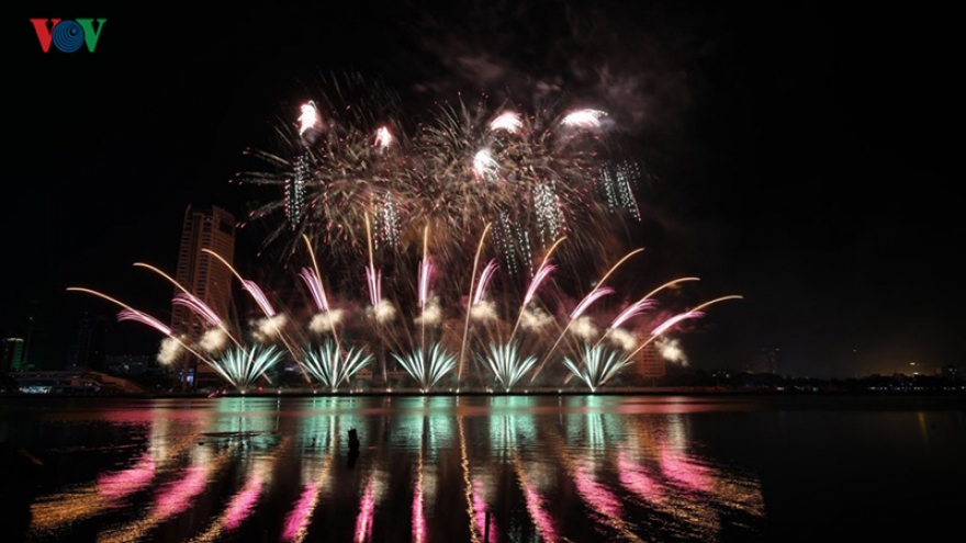 Spectacular displays by Finnish and British teams end Danang Fireworks Festival