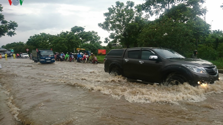 Tunnels on Thang Long Avenue submerged after heavy downpours 