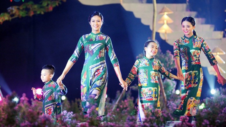 Vietnamese designers promote traditional long dress abroad
