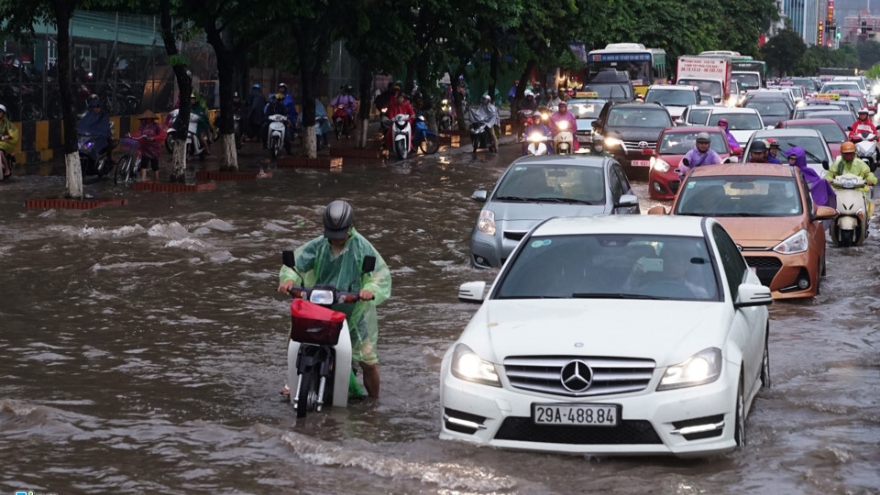 Heavy rain causes Hanoi traffic chaos 
