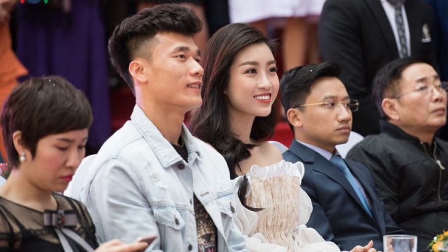 Goalkeeper Bui Tien Dung meets My Linh at Hanoi event