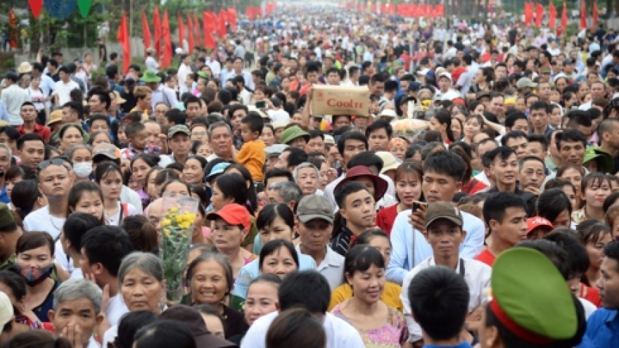 Crowds gather to pay tribute at Hung Kings Temple
