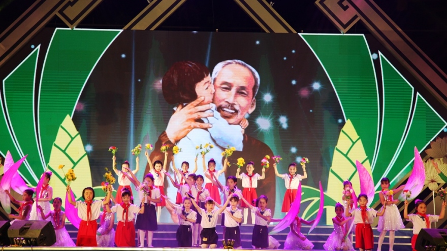 Sen village festival commemorates Ho Chi Minh’s 129th birthday