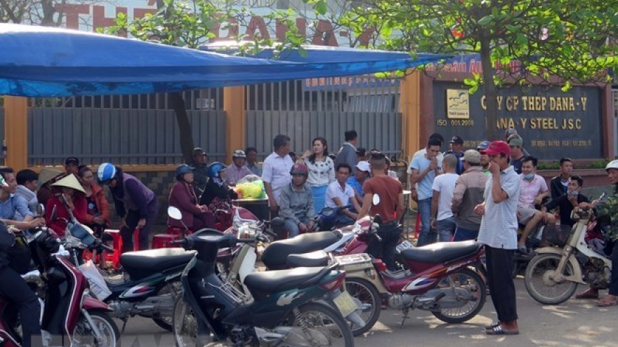 Da Nang asks steel plants causing pollution to halt production