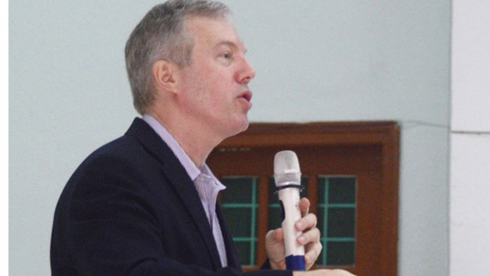 US ambassador advises students to study English