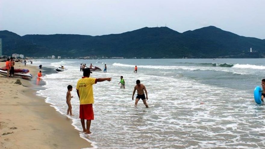 Da Nang assures coastal waters safe amid ongoing fish-death crisis