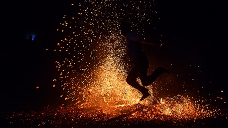 
        Pa Then ethnic people perform fire dancing in Hanoi
                          
                      