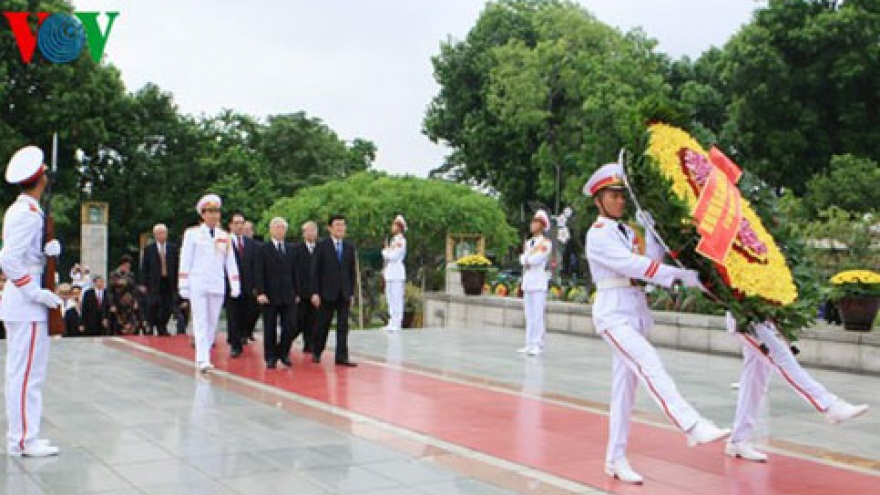 Leaders pay tribute to war heroes, martyrs