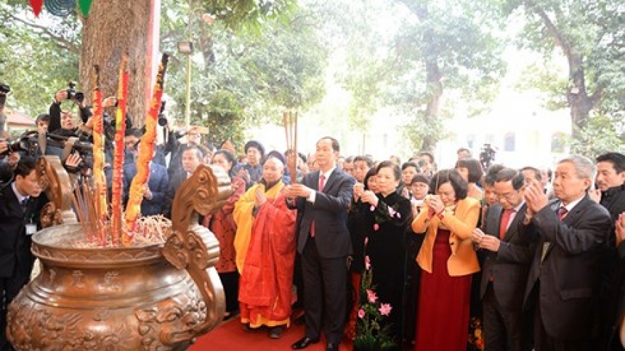 
        State leader, OVs offer incense to late President Ho Chi Minh
                              