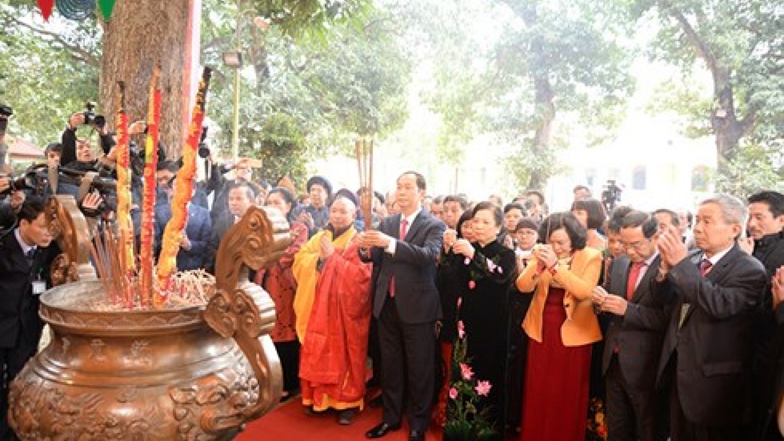 State leader, OVs offer incense to late President Ho Chi Minh