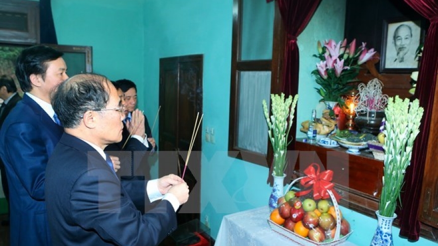 Top legislator pays tribute to late President