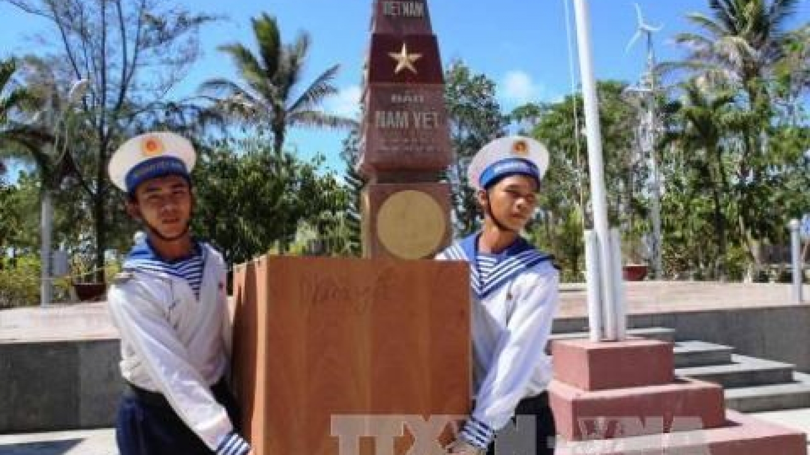 Organisations honoured for contributions to Truong Sa fund