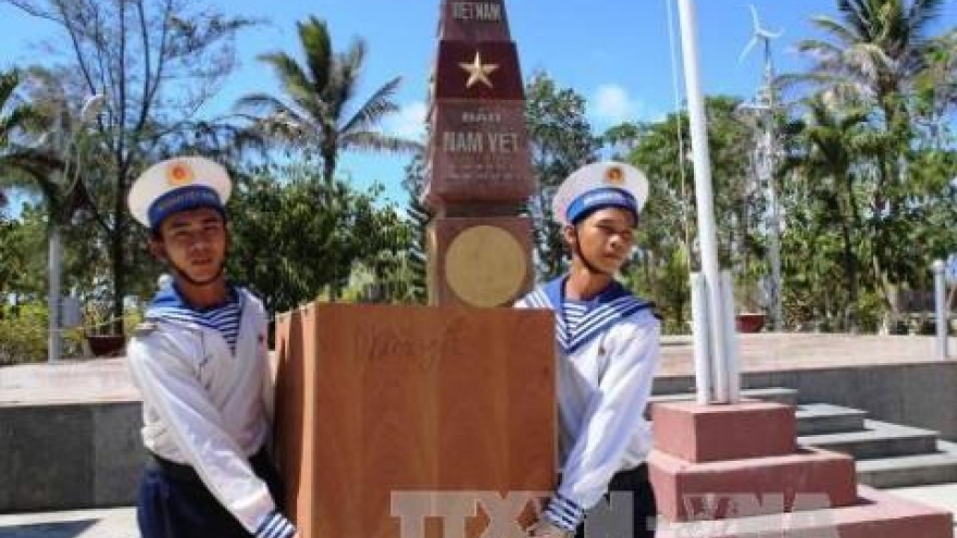 Organisations honoured for contributions to Truong Sa fund