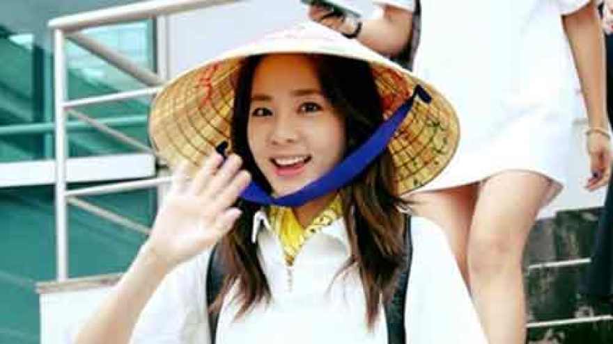 Dara’s stylish airport arrival