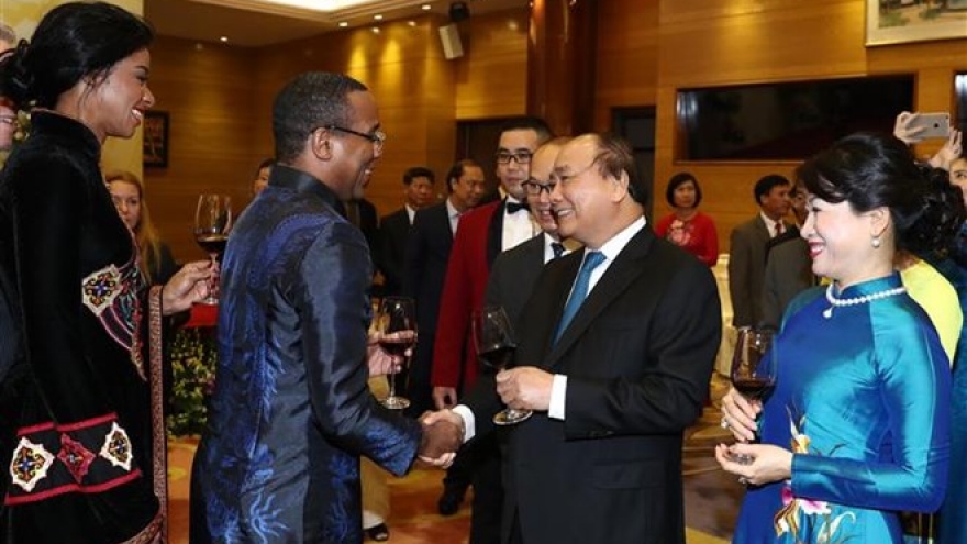 PM hosts banquet for foreign diplomats, friends on National Day