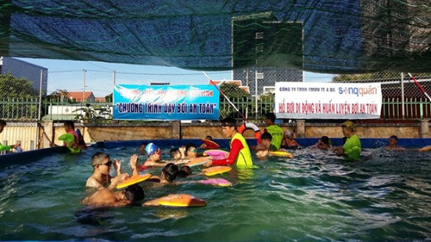 Students in Danang to receive free swimming training