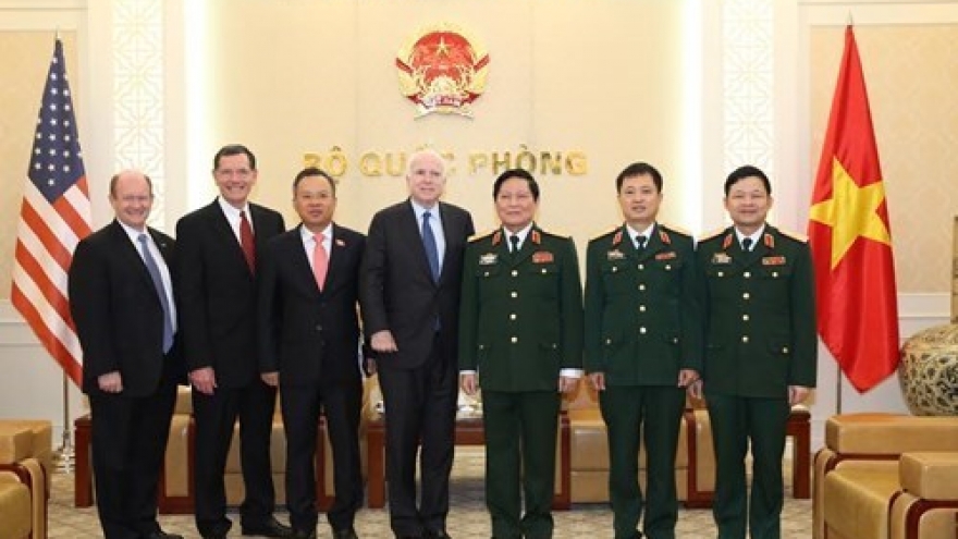 Defence Minister greets US armed services official