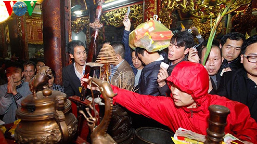 Thousands flock to Tran Temple in Nam Dinh