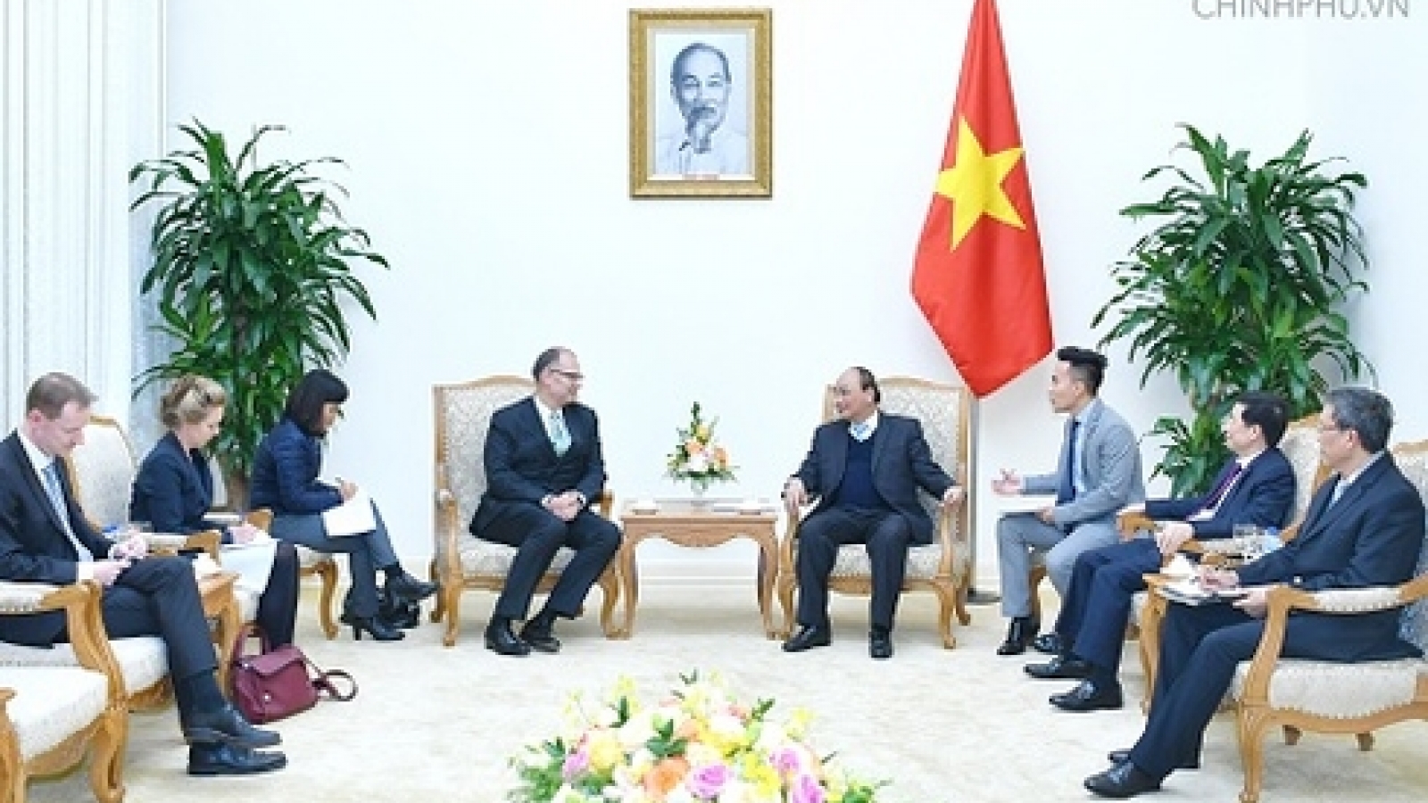 Government leader hosts Chinese, Danish ambassadors