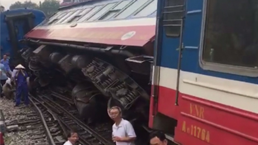 Lao Cai-Hanoi train derails entering station