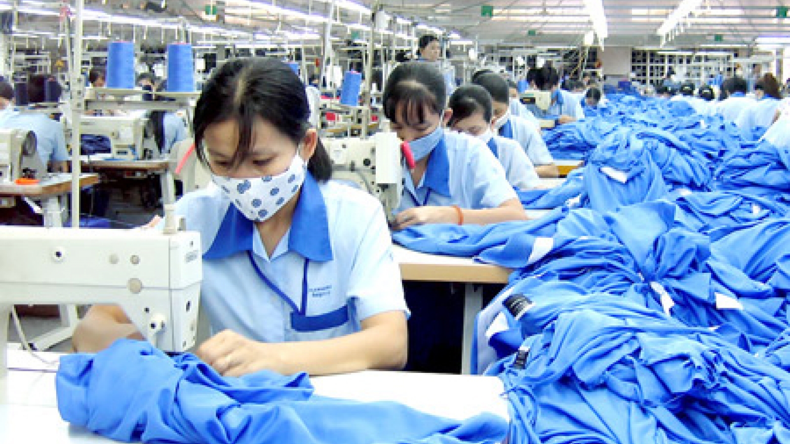 Vietnam enjoys trade surplus in six months