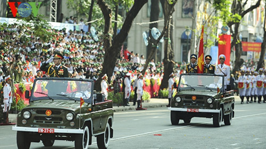 Grand parade marks 40 years of reunification