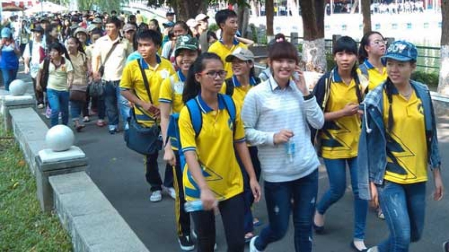 3,000 people walk to raise donations for disadvantaged students