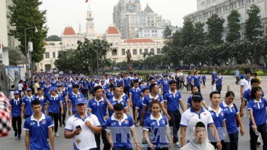 
        Over 5,000 people walk to cheer national team to SEA Games 29
                              