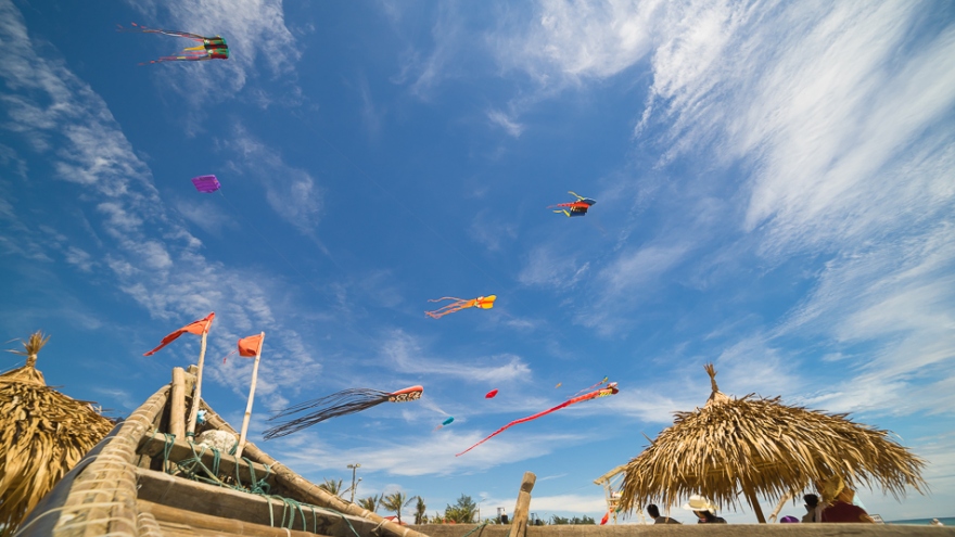 Kite festival fills the sky over Hoi An with magnificent colour