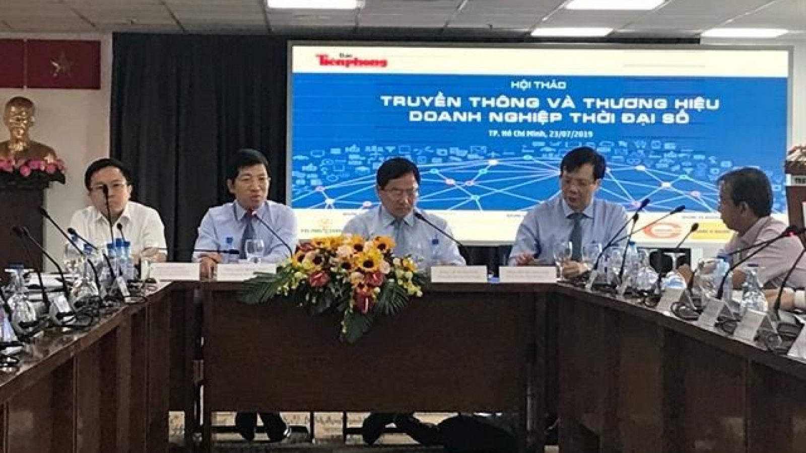 Comprehensive policy needed in time of digital communication
