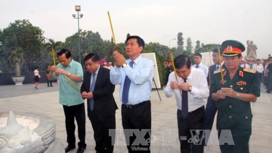 HCM City, Hanoi leaders pay tribute to heroic martyrs 