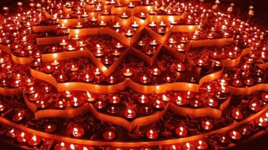 India’s Diwali festival lights up Hanoi